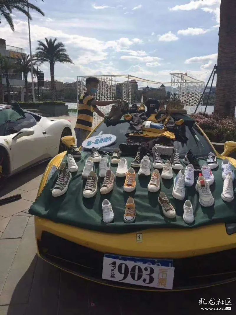 Ferrari 458 Italia màu trắng và Ferrari 488 Spider được bày bán giày