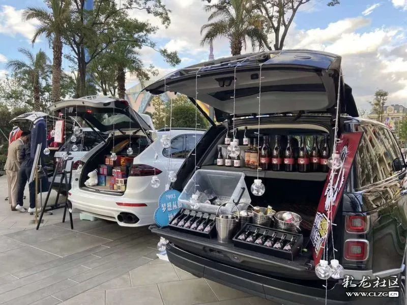 Hai chiếc Porsche và Range Rover được bày bán phụ kiện cũng như làm quầy bar ở cốp xe