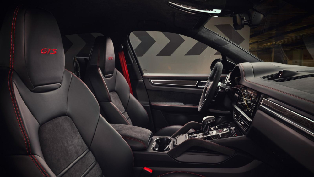 Nội thất của Porsche Cayenne GTS 2021 có nhiều chi tiết bọc bằng Alcantara