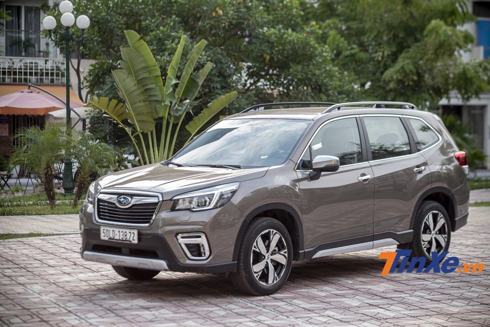 Kích thước tổng thể của Subaru Forester là 4.625 x 1.815 x 1.730 mm (D x R x C), khoảng sáng gầm đạt 220 mm