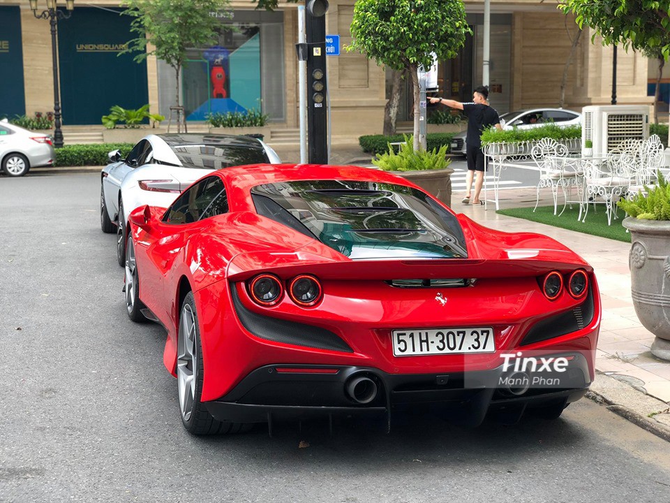 Để lăn bánh trên đường phố Việt với biển trắng, chủ nhân chiếc siêu xe Ferrari F8 Tributo này có thể phải bỏ ra hơn 27 tỷ đồng Để lăn bánh trên đường phố Việt với biển trắng, chủ nhân chiếc siêu xe Ferrari F8 Tributo này có thể phải bỏ ra hơn 27 tỷ đồng