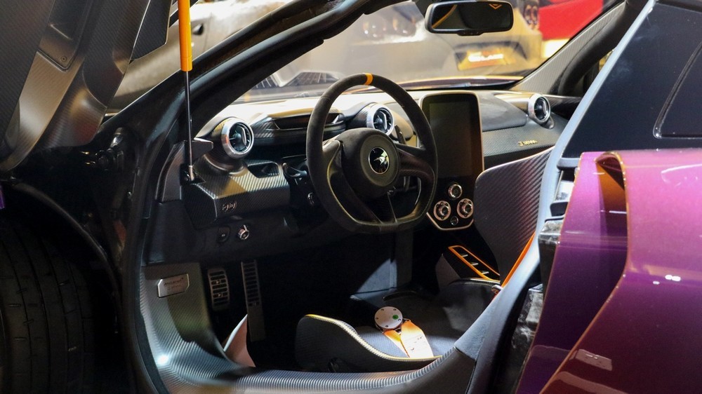 Khu vực lái của McLaren Senna
