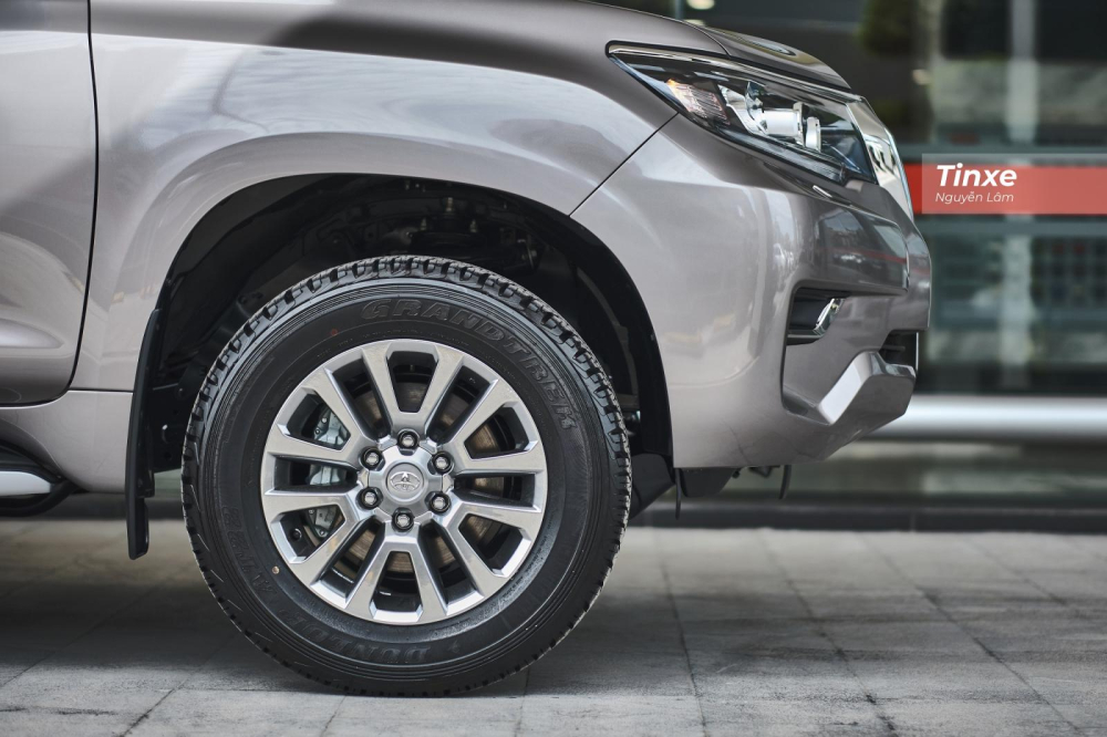 Mâm hợp kim 18 inch có thiết kế 6 chấu kép khá khỏe khoắn, đi kèm với bộ lốp 265/65R18 Mâm hợp kim 18 inch có thiết kế 6 chấu kép khá khỏe khoắn, đi kèm với bộ lốp 265/65R18