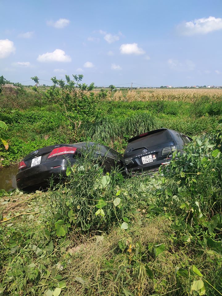 Chiếc Toyota Camry và Toyota Fortuner lao xuống mương bên đường Chiếc Toyota Camry và Toyota Fortuner lao xuống mương bên đường