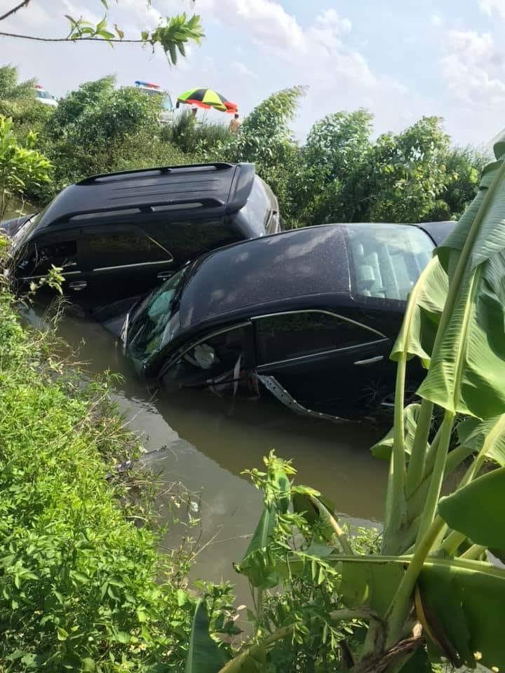 Cặp đôi Toyota Camry và Toyota Fortuner cắm đầu dưới mương Cặp đôi Toyota Camry và Toyota Fortuner cắm đầu dưới mương