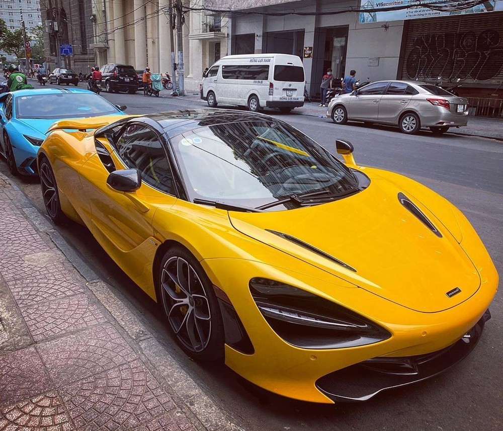 McLaren 720S Spider vàng volcano