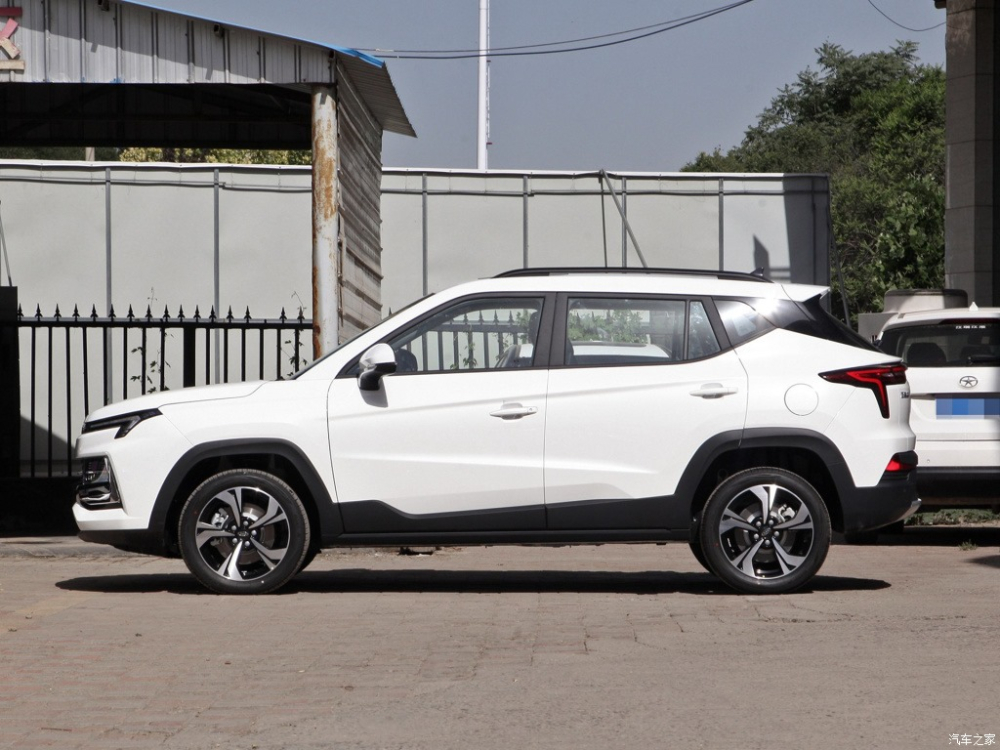 Phía bên sườn của JAC Jiayue X4 có hai đường gân rất rõ Phía bên sườn của JAC Jiayue X4 có hai đường gân rất rõ