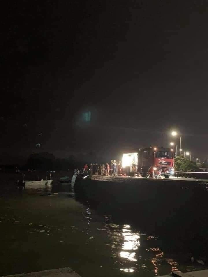 Chiếc ô tô Mazda rơi xuống biển tại Hạ Long