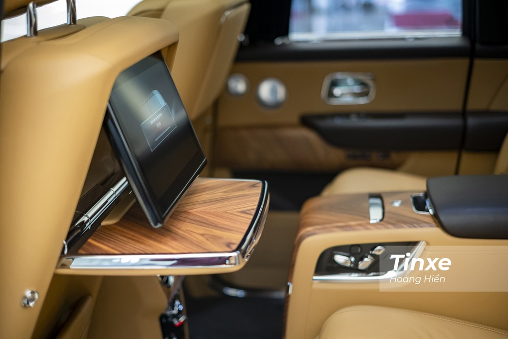 Màn hình cho ghế sau được gắn ở phía sau ghế trước