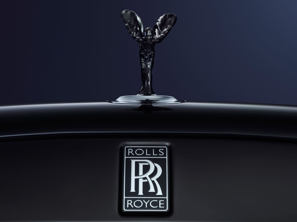 Rolls-Royce Wraith Black Badge Logo Spirit of Ecstasy obojen u tamnu boju