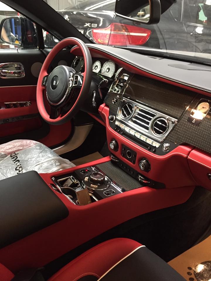 Khoang lái của một chiếc Rolls-Royce Wraith Black Badge Khoang lái của một chiếc Rolls-Royce Wraith Black Badge
