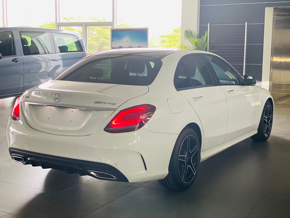 Việc trang bị cửa sổ trời toàn cảnh Panorama dạng kính cho Mercedes-Benz C300 AMG 2020 khiến giá xe tăng thêm 10 triệu đồng