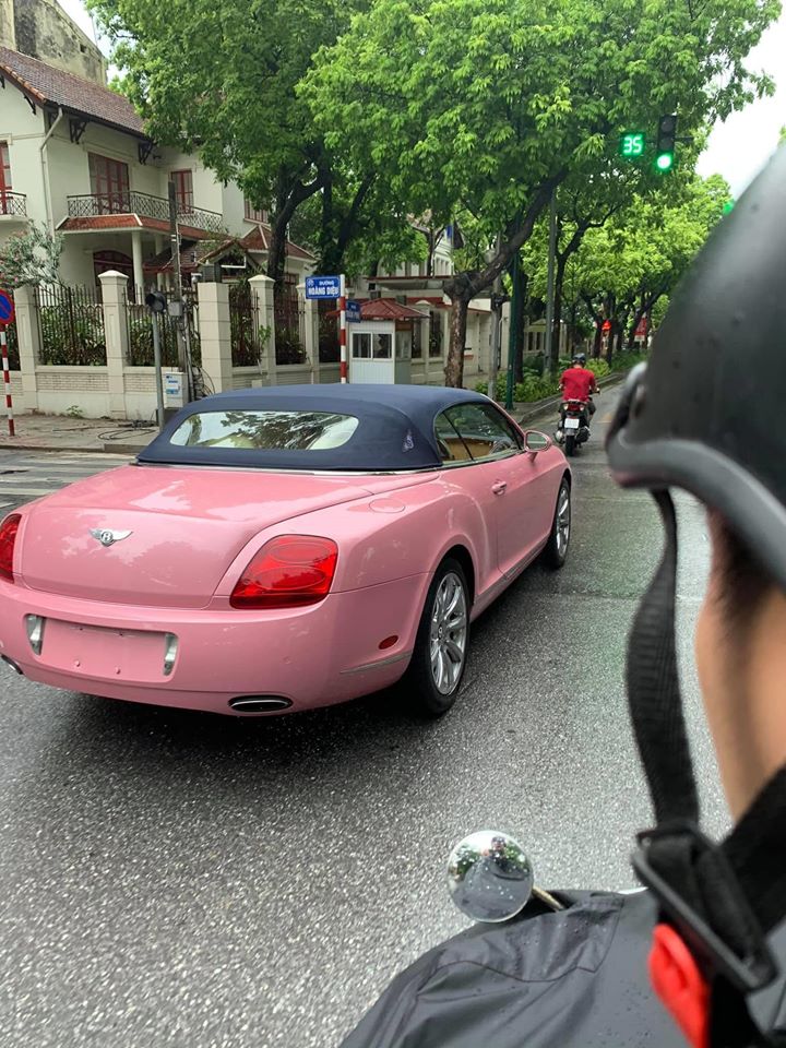 Một chiếc Bentley Continental GTC cổ có ngoại thất màu hồng trên đường phố Hà Nội