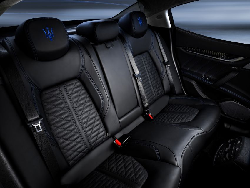 Hàng ghế sau của Maserati Ghibli Hybrid 2021