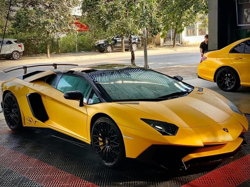 Lamborghini Aventador vàng