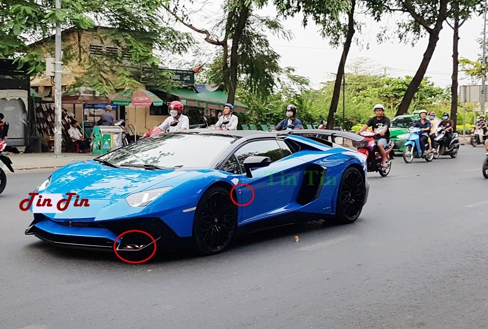 Lamborghini Aventador xanh