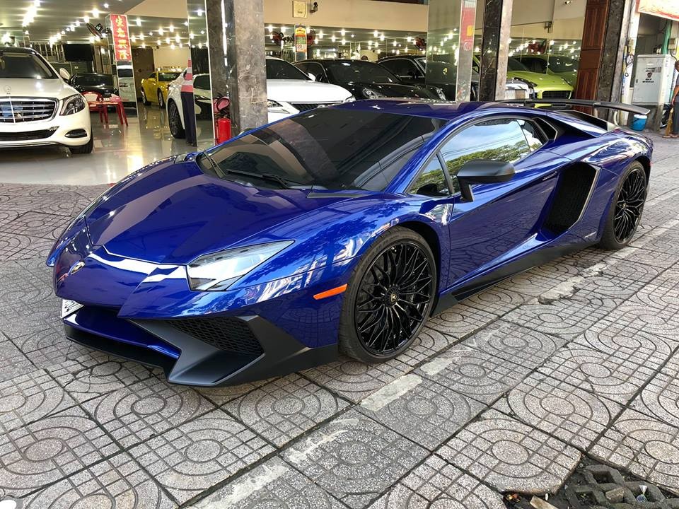 Lamborghini Aventador xanh đậm