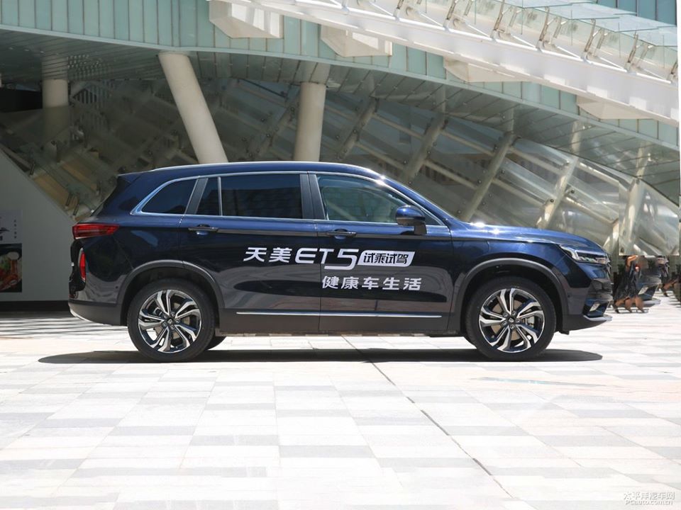 Bên sườn của SUV điện Skywell ET5