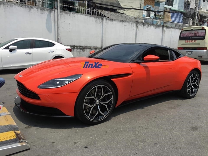 Aston Martin DB11 màu cam Cosmos Orange
