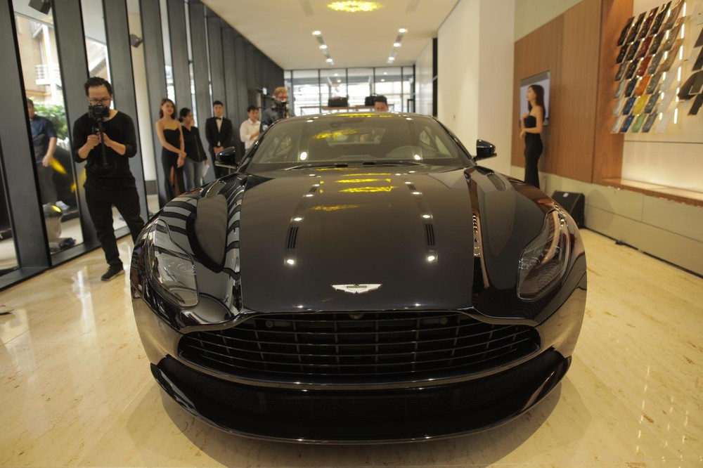 Aston Martin DB11 màu đen Ultramarine Black