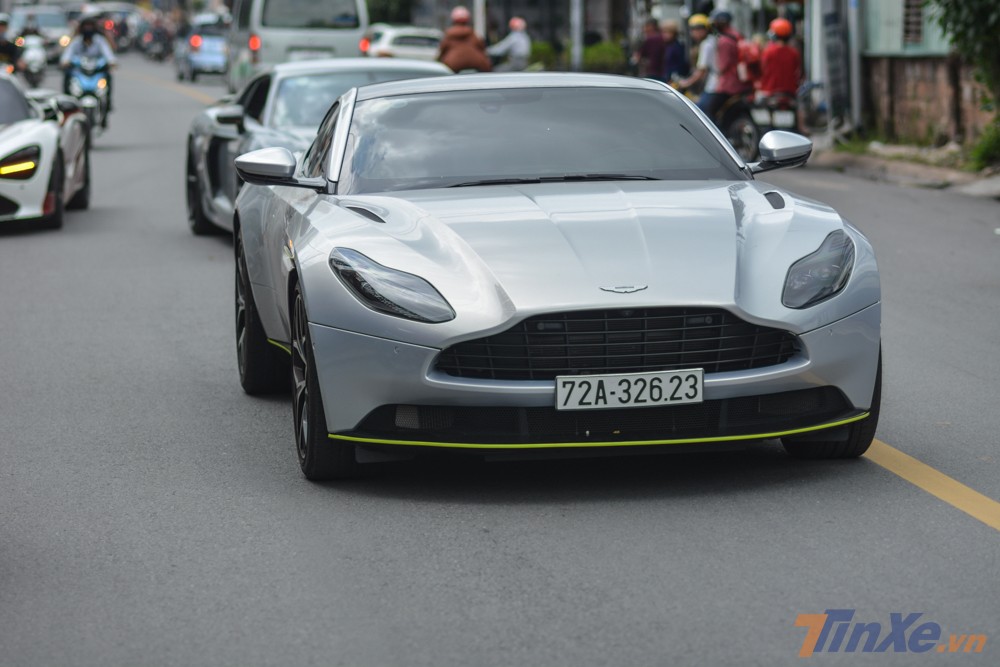 Aston Martin DB11 màu bạc Skyfall Silver