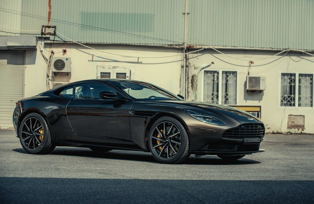 Aston Martin DB11 màu Kopi Bronze