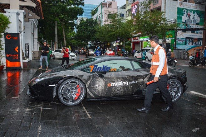 Lamborghini Huracan đen