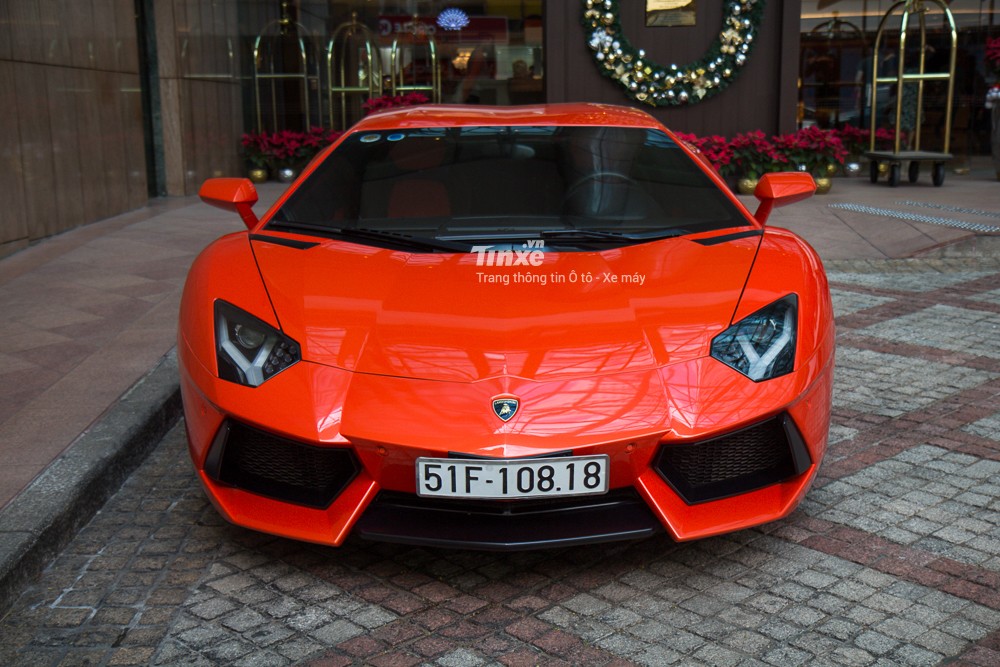 Lamborghini Aventador đỏ