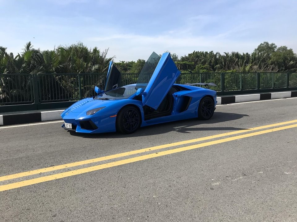 Lamborghini Aventador xanh