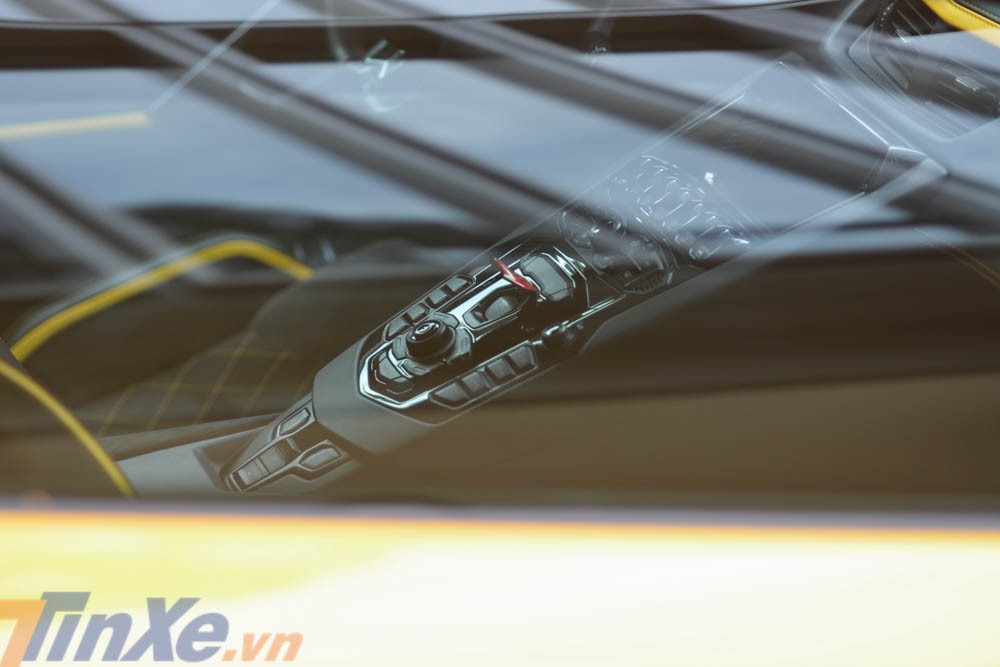 Bảng điều khiển trung tâm của siêu xe Lamborghini Aventador S LP740-4
