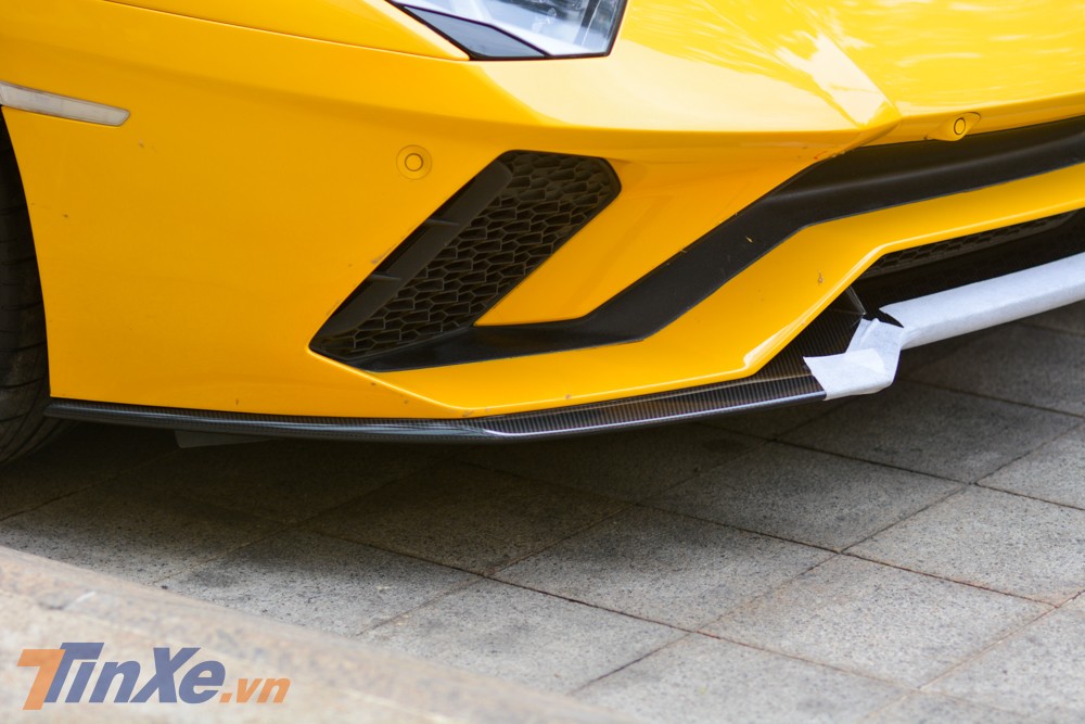 Cản va trước 2 tầng cũng như hốc gió có thêm thanh chia gió là điểm nhấn của Lamborghini Aventador S LP740-4