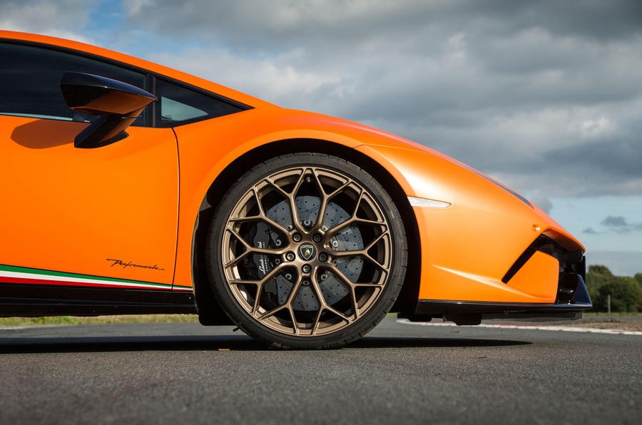 Giá xe Lamborghini Huracan Performante 2023 mới nhất - Tinxe