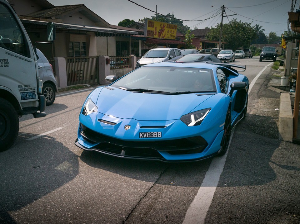 Lamborghini Aventador SVJ xanh biển