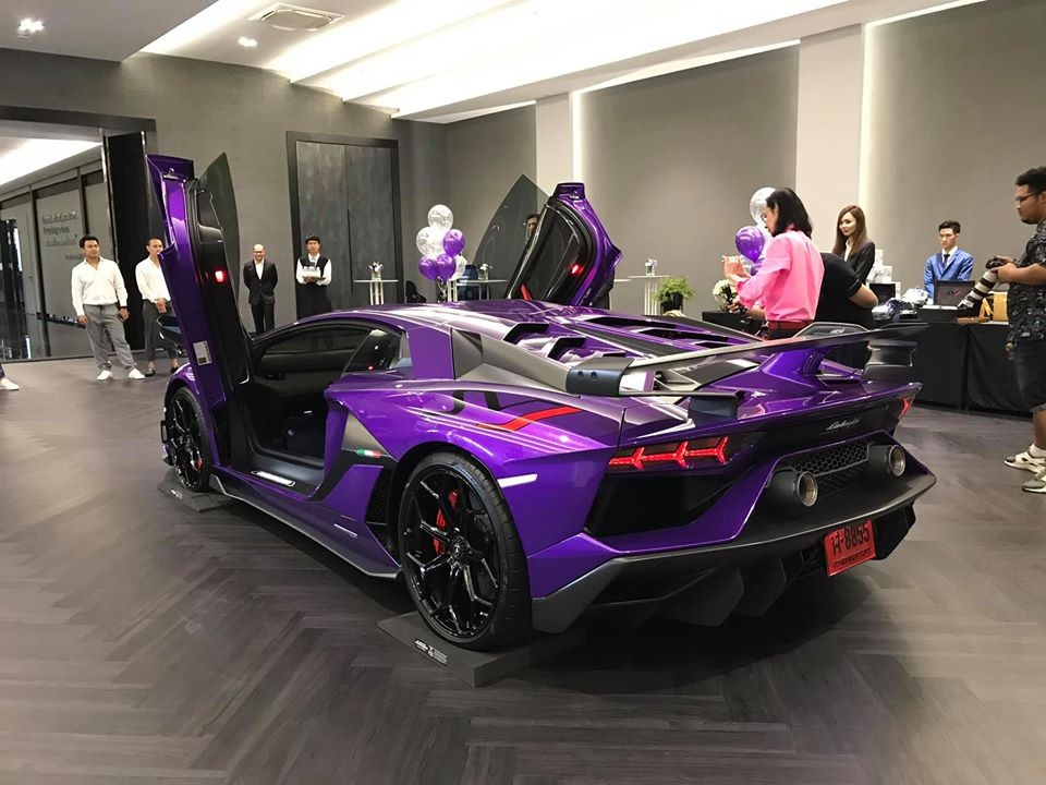 Lamborghini Aventador SVJ tím