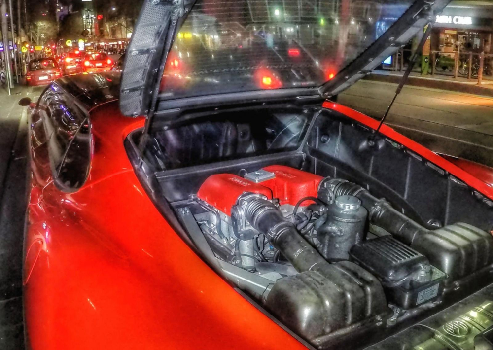 Khối động cơ của chiếc Ferrari 360 Modena Khối động cơ của chiếc Ferrari 360 Modena Limo 2003