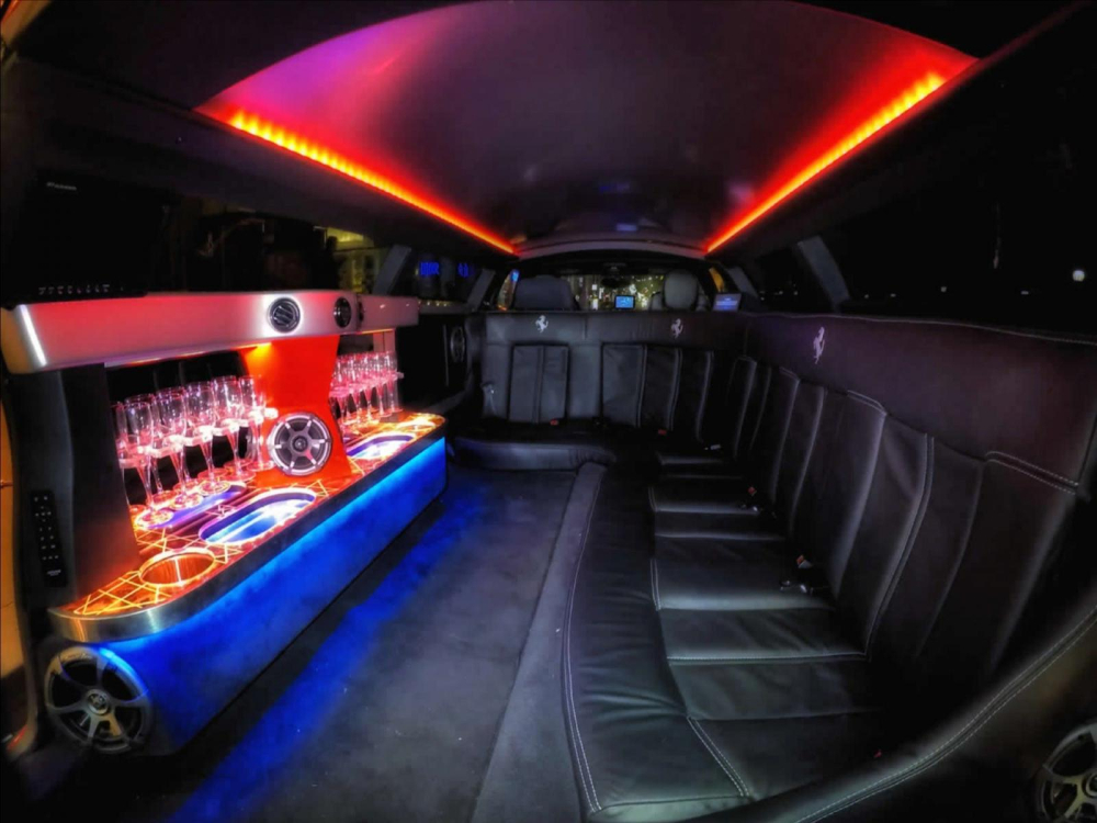 Không gian nội thất của chiếc Ferrari 360 Modena Không gian nội thất của chiếc Ferrari 360 Modena Limo 2003