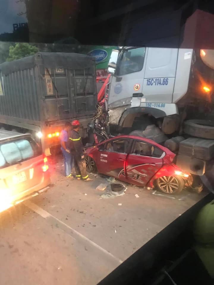 Hiện trường vụ tai nạn nghiêm trọng tại Hà Nội vào rạng sáng nay Hiện trường vụ tai nạn nghiêm trọng tại Hà Nội vào rạng sáng nay