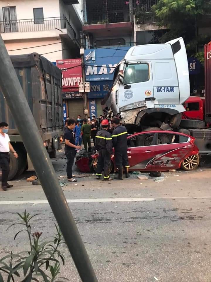 Vụ tai nạn đã khiến 3 người ngồi trên chiếc ô tô con tử vong tại chỗ Vụ tai nạn đã khiến 3 người ngồi trên chiếc ô tô con tử vong tại chỗ