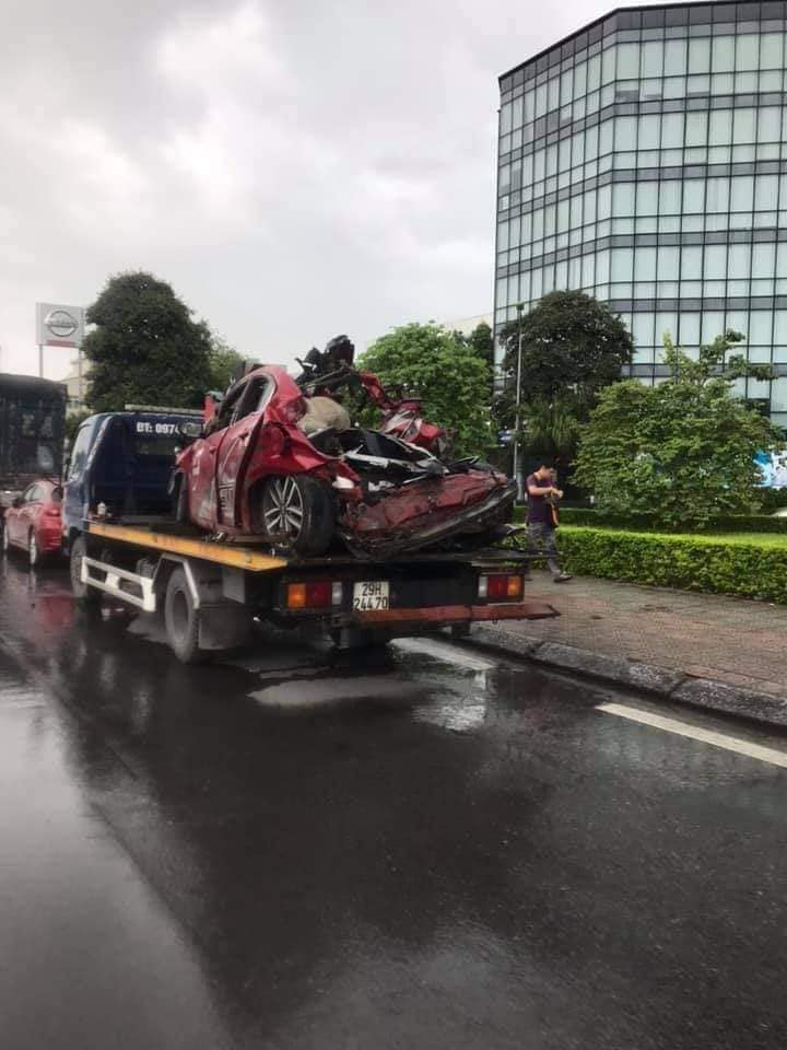 Chiếc ô tô con được đưa khỏi hiện trường Chiếc ô tô con được đưa khỏi hiện trường