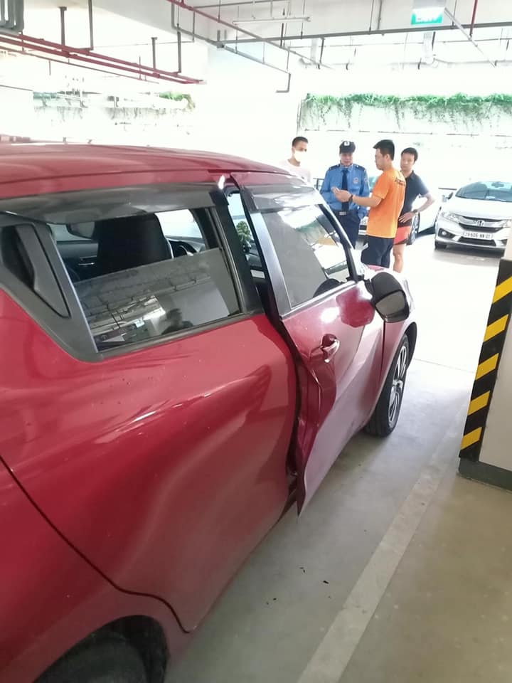 Chiếc xe này đã bị hư hỏng sau vụ tai nạn liên hoàn Chiếc xe này đã bị hư hỏng sau vụ tai nạn liên hoàn