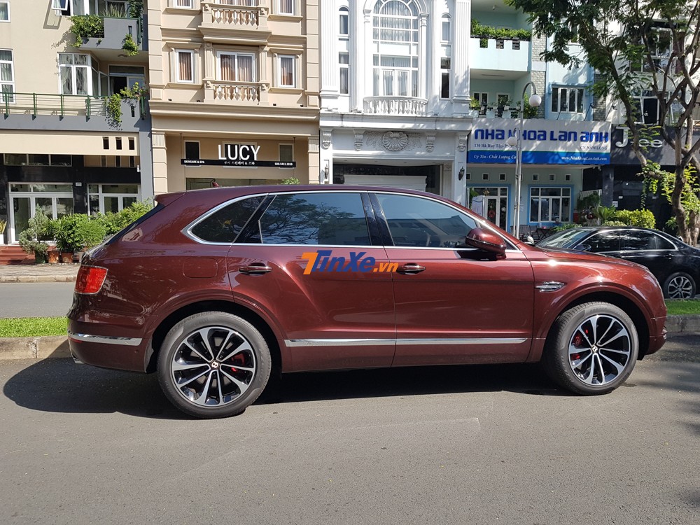 Bentley Bentayga phiên bản V8 màu sơn đẹp tại Việt Nam