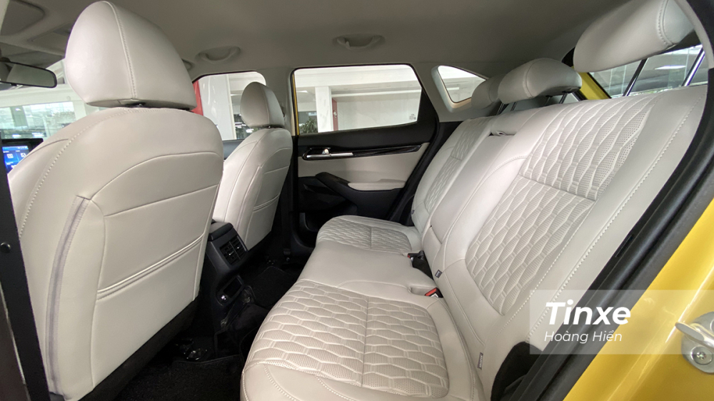 Hàng ghế thứ 2 của KIA Seltos có thể điều chỉnh được độ ngả ở hai cấp độ cùng với khoảng không gian đủ thoáng cho người ngồi 1m75.