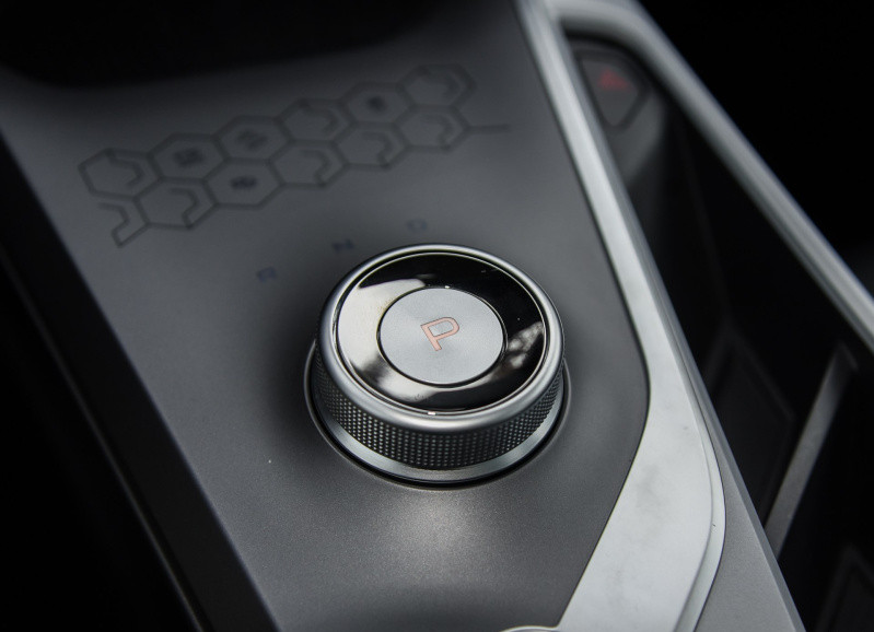 Cận cảnh bộ chuyển số của Geometry C 2020