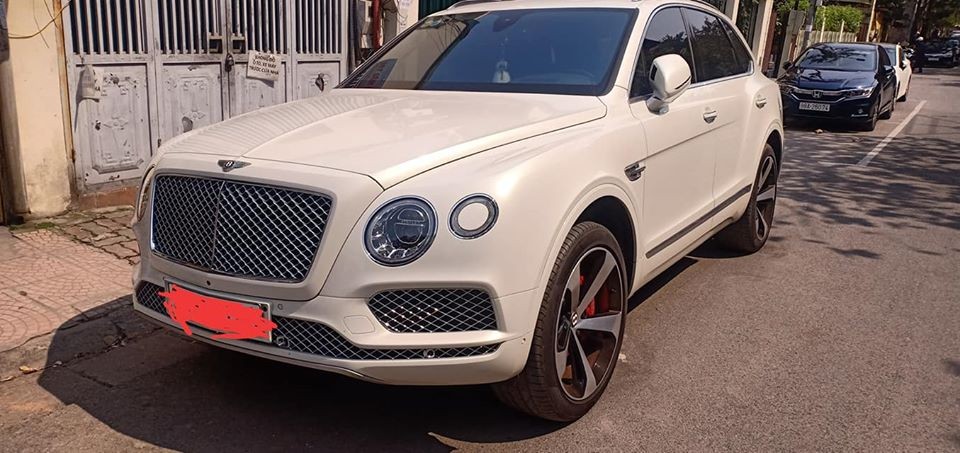 Bentley Bentayga phiên bản V8 màu sơn đẹp tại Việt Nam