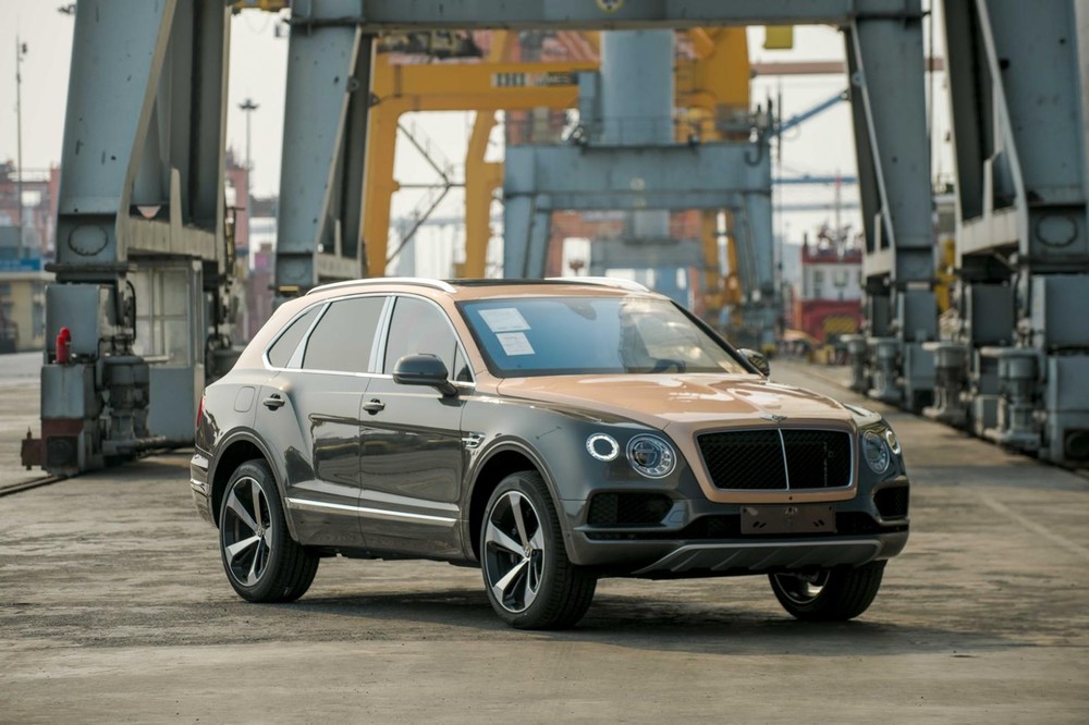 Bentley Bentayga phiên bản V8 màu sơn đẹp tại Việt Nam