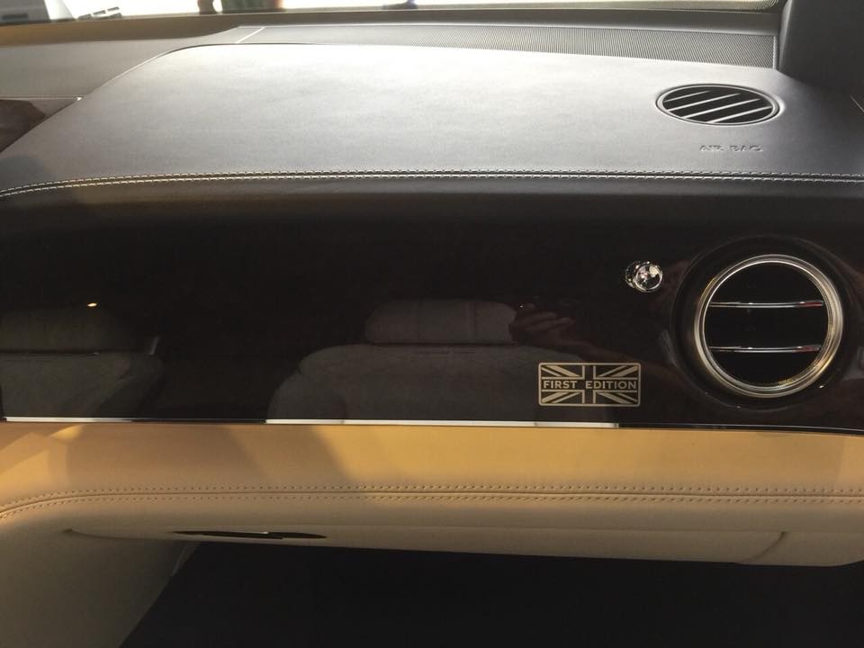 Logo cờ Anh Union Jack cùng dòng chữ First Edition ở trên bảng táp-lô của Bentley Bentayga phiên bản giới hạn 608 chiếc trên toàn thế giới Logo cờ Anh Union Jack cùng dòng chữ First Edition ở trên bảng táp-lô của Bentley Bentayga phiên bản giới hạn 608 chiếc trên toàn thế giới