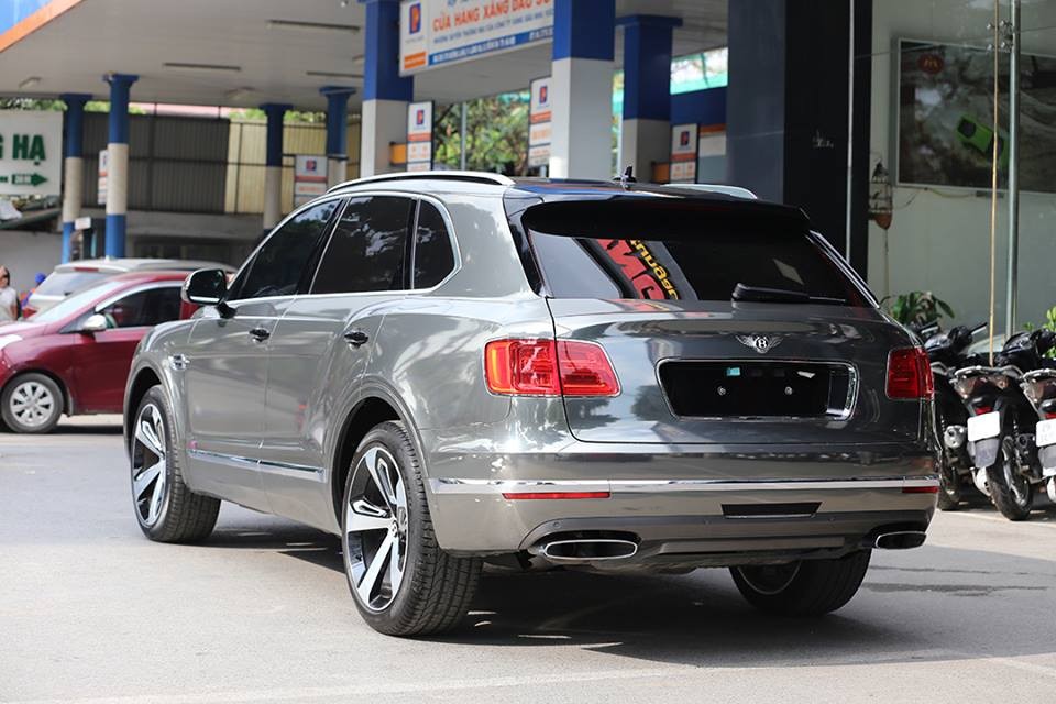 Bentley Bentayga First Edition với bộ áo màu crom bằng đề-can Bentley Bentayga First Edition với bộ áo màu crom bằng đề-can