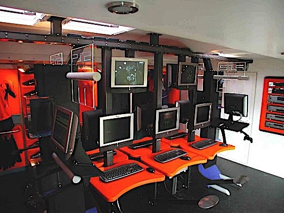 Điểm hấp dẫn ở chiếc xe là không gian chơi game cực chất ở phía sau Điểm hấp dẫn ở chiếc xe là không gian chơi game cực chất ở phía sau