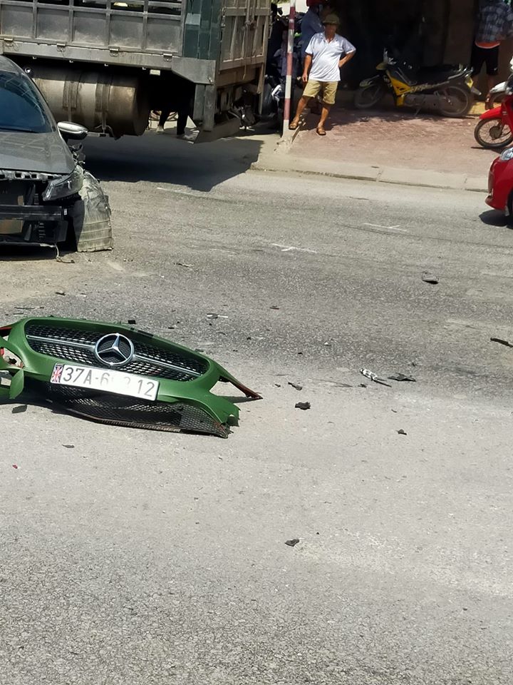 Mặt ca-lăng của chiếc Mercedes-Benz nằm rơi dưới mặt đường Mặt ca-lăng của chiếc Mercedes-Benz nằm rơi dưới mặt đường
