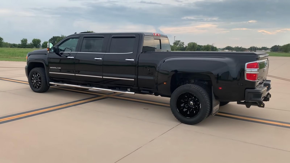 Phía sau của chiếc GMC Sierra Denali HD 6 cửa Phía sau của chiếc GMC Sierra Denali HD 6 cửa